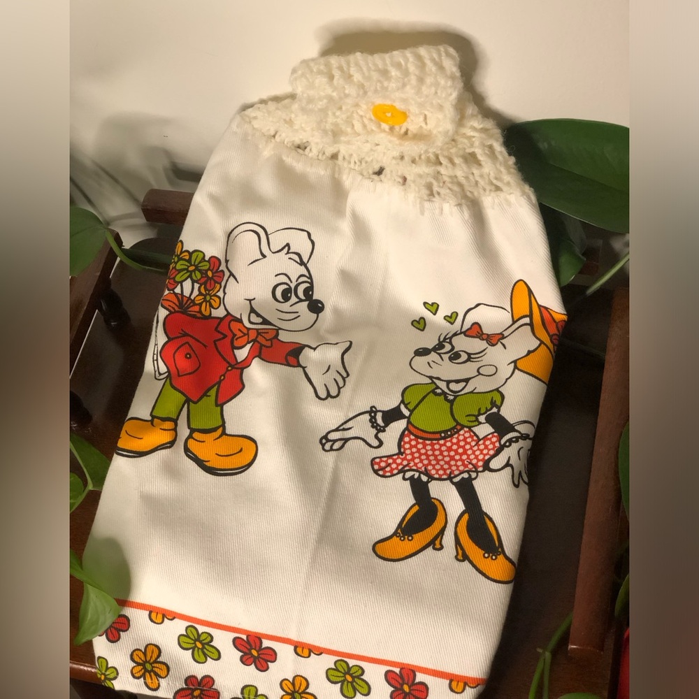 1970s Retro Mouse Couple Crocheted Top Hanging Kitchen Towel